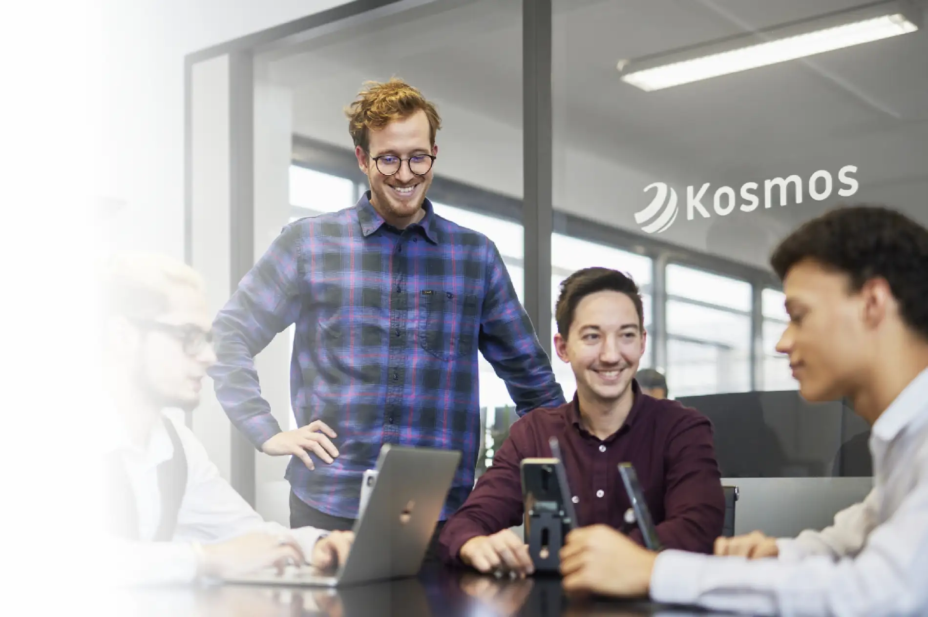 Développeurs travaillant au sein des bureaux de Kosmos Digital